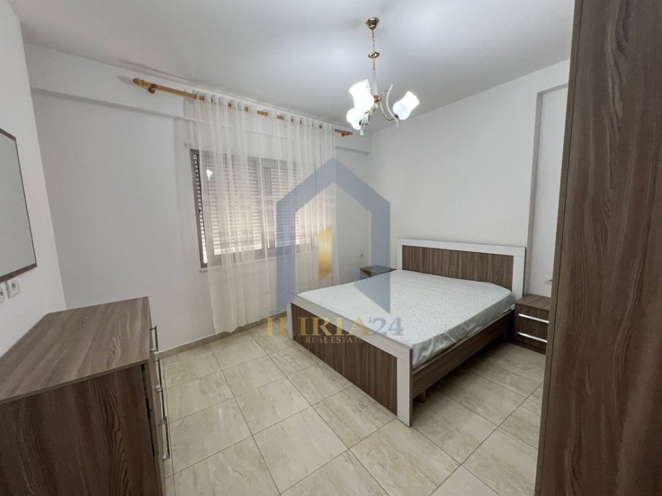 Tirane, jepet me qera apartament 2+1+Ballkon Kati 2, 88 m² 700 € (Komuna e Parisit)