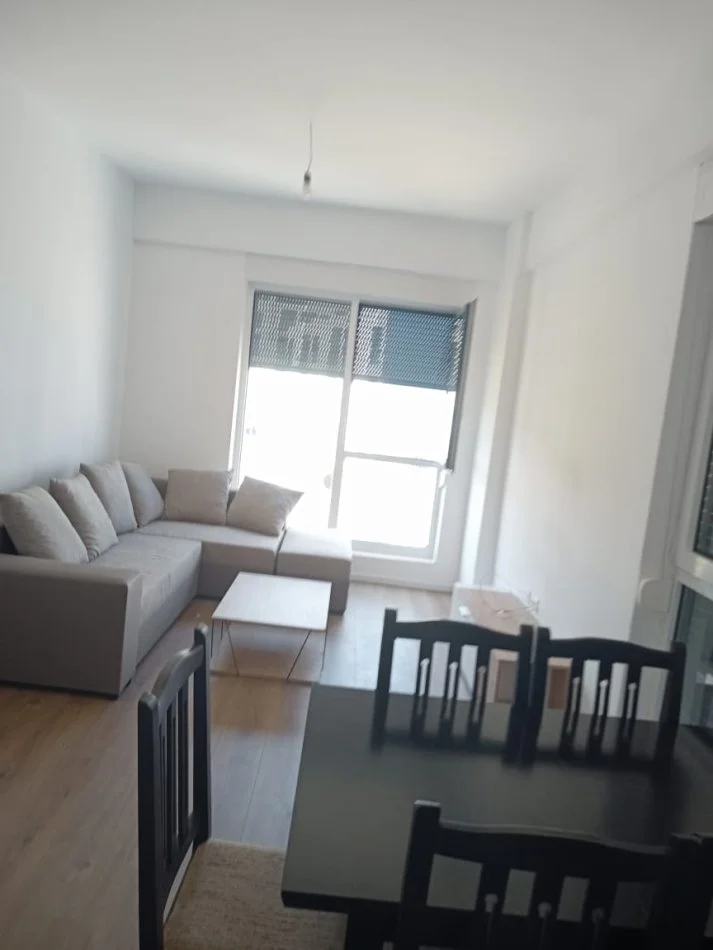 Tirane, jepet me qera apartament 1+1 Kati 2, 55 m² 400 € (dalip topi)