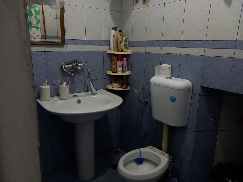 Tirane, jepet me qera apartament 1+1 Kati 2, 65 m² 300 € (Burgu i Grave)