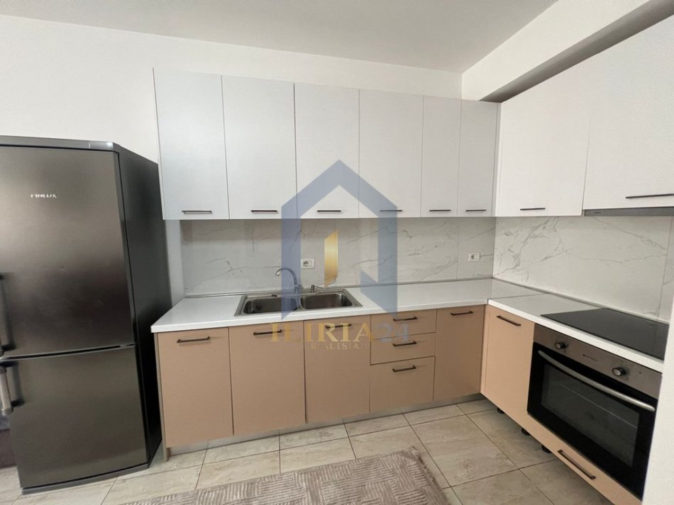 Tirane, jepet me qera apartament 2+1+Ballkon Kati 2, 88 m² 700 € (Komuna e Parisit)