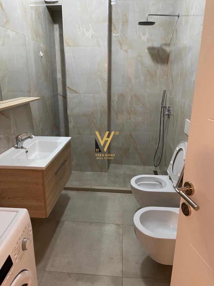 Tirane, jepet me qera apartament 1+1+Ballkon Kati 2, 75 m² 600 € (SIRI KODRA)