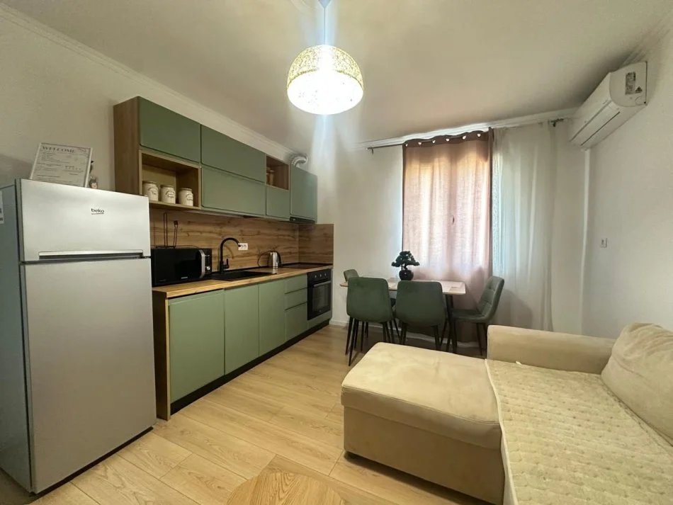 Tirane, jepet me qera apartament 1+1 Kati 4, 43 m² 600 € (Pazari i Ri)