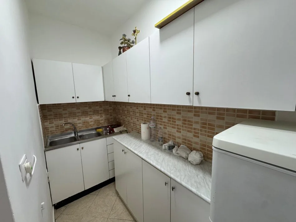 Tirane, jepet me qera apartament 2+1+Ballkon Kati 5, 550 € 