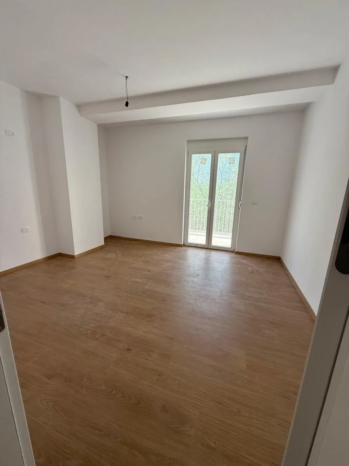 Tirane, jepet me qera apartament 2+1+Ballkon Kati 2, 120 m² 1.200 € (Rr Faik Konica)
