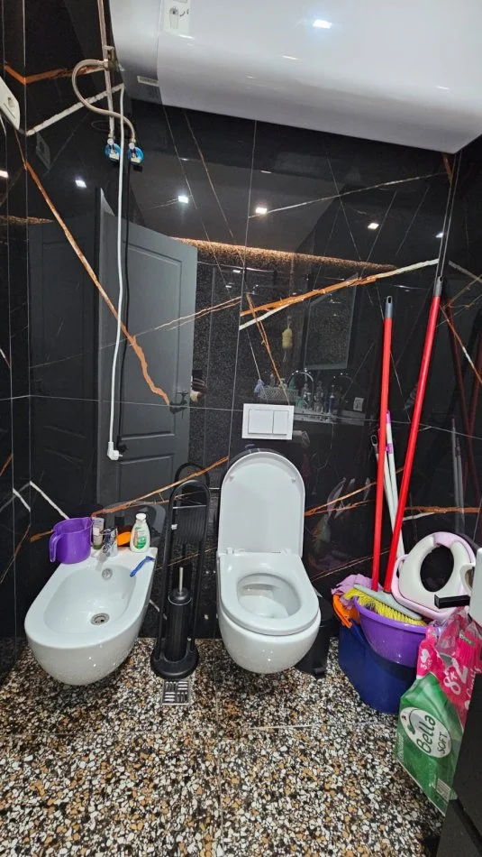 Tirane, jepet me qera apartament 2+1+Ballkon Kati 7, 120 m² 750 € (Rr.Muzaket)