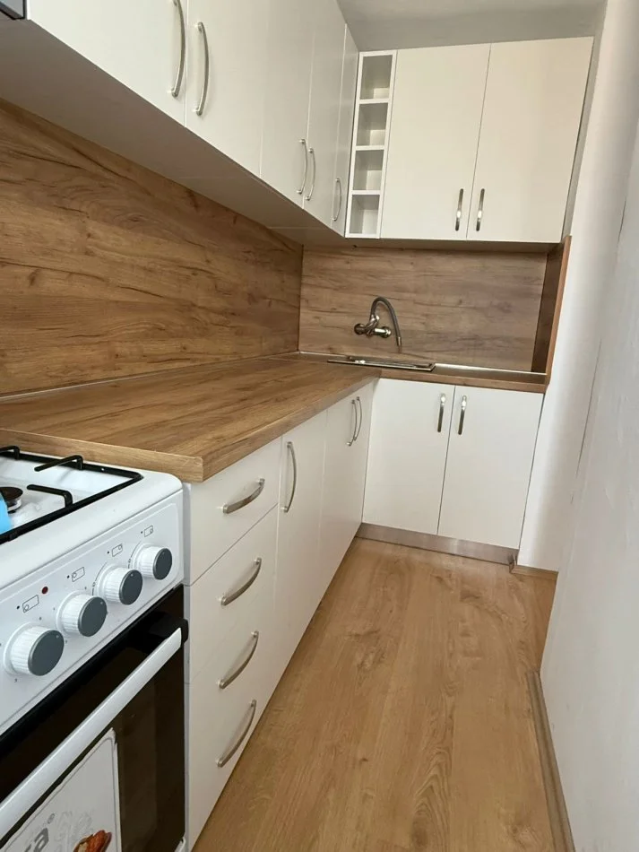 Tirane, jepet me qera apartament 1+1+Ballkon Kati 2, 70 m² 