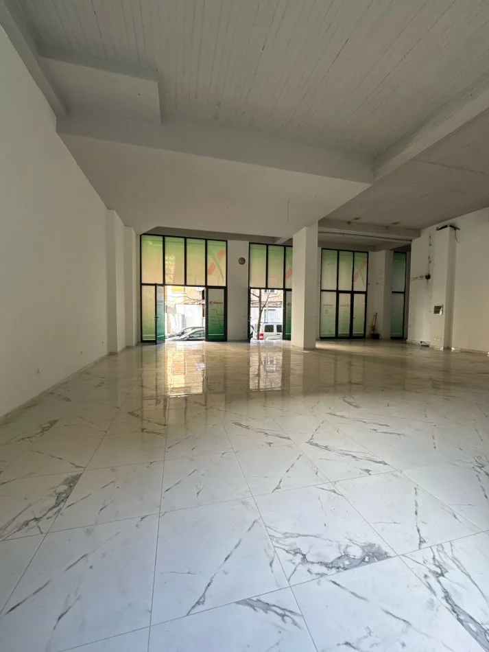 Tirane, jepet me qera ambjent biznesi Kati 0, 200 m² 2.400 € (Rruga Irfan Tomini)