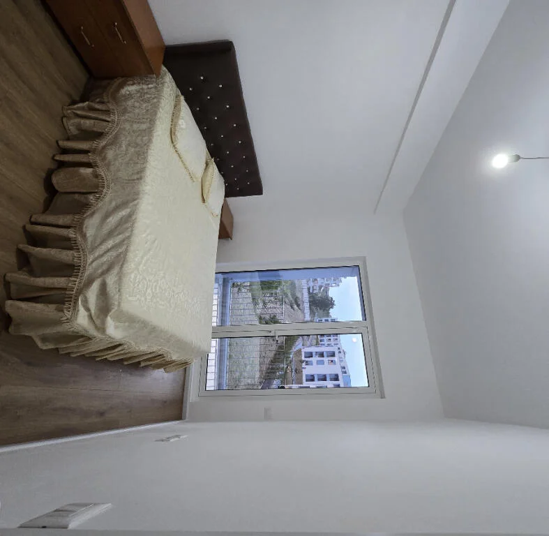 jepet me qera , 400 €