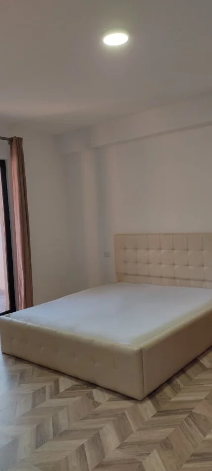 Tirane, jepet me qera apartament 2+1+Ballkon Kati 4, 120 m² 500 € (ne fund te rruges 5 Maj)