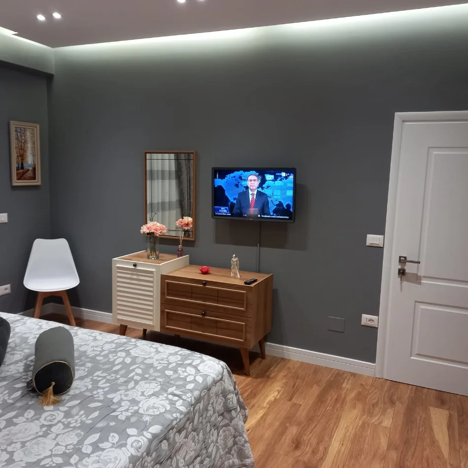 Tirane, jepet me qera apartament 1+1+Ballkon Kati 4, 70 m² 650 € (Blloku)