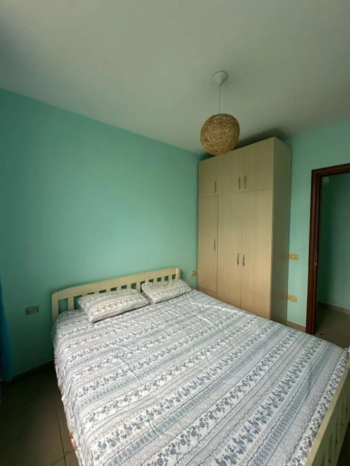 Tirane, jepet me qera apartament 2+1+Ballkon Kati 3, 75 m² 600 € (pazari i ri)