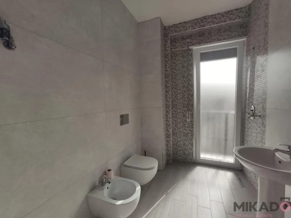 Jepet me Qira Ambient per Zyra tek Rruga Forsina Plaku, prane 21 Dhjetorit!