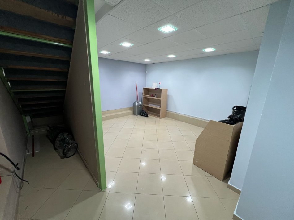 Tirane, jepet me qera zyre Kati 0, 125 m² 1.000 € (Rruga e Elbasanit)