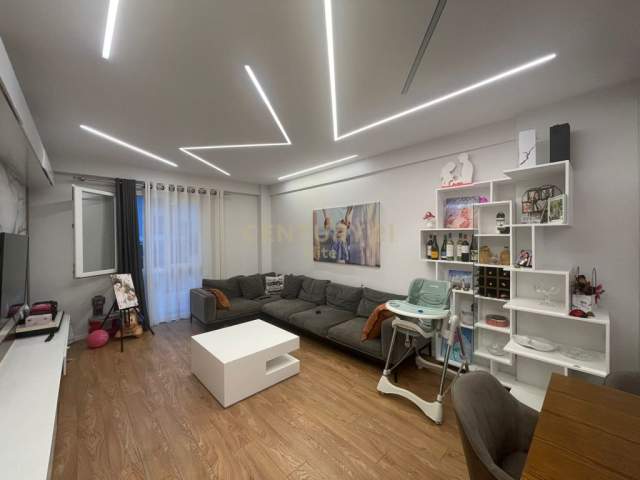 Shitet ap.2+1+2 me mobilim bashkekohor te Kompleksi Star, 110 m² 140.000 Euro (Rruga Frosina Plaku)