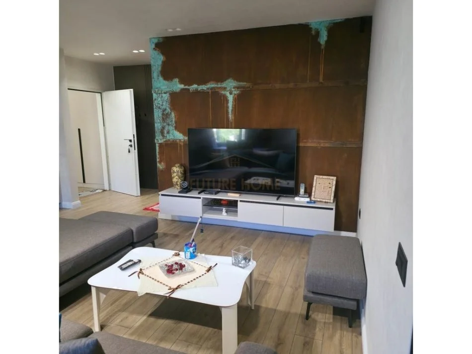 Tirane, jepet me qera apartament 2+1+Oborr,  Kati 2, 100 m² 600 € (Kombinat)