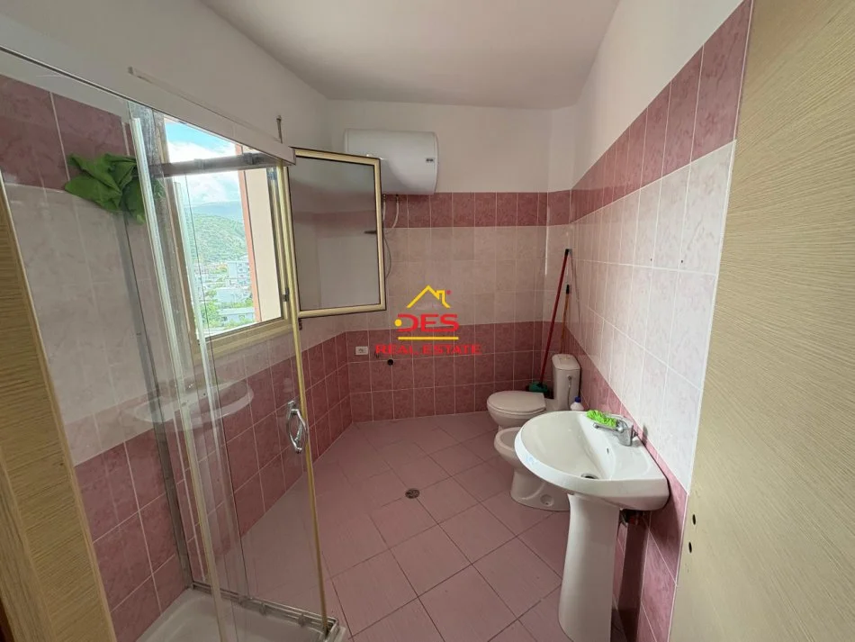 Vlore, shitet apartament 1+1+Ballkon Kati 5, 84 m² 98.000 € (Rruga Sulejman Delvina)