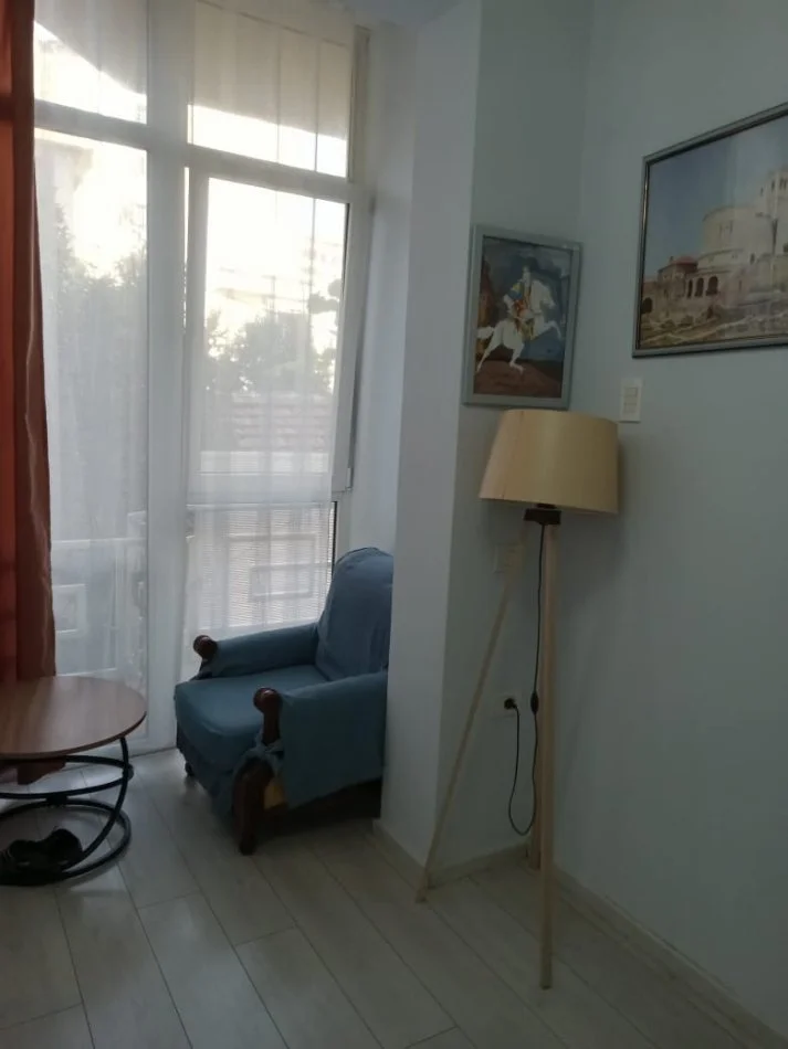 Tirane, jepet me qera shtepi 2+1+Ballkon Kati 2, 120 m² 600 € (rruga Nikolla Lena)