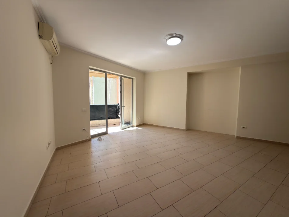Tirane, jepet me qera apartament 2+1+Ballkon Kati 6, 125 m² 1.000 € (9 Katëshet)