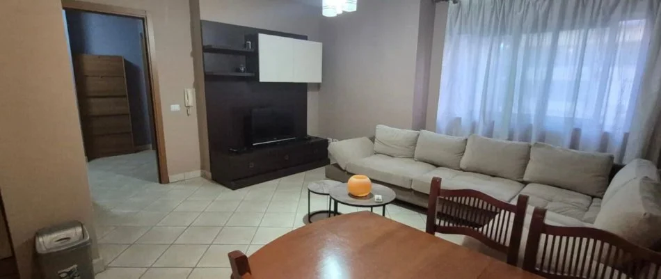 Tirane, jepet me qera apartament 2+1+Ballkon Kati 5, 700 € (Mbrapa universitetit europian)
