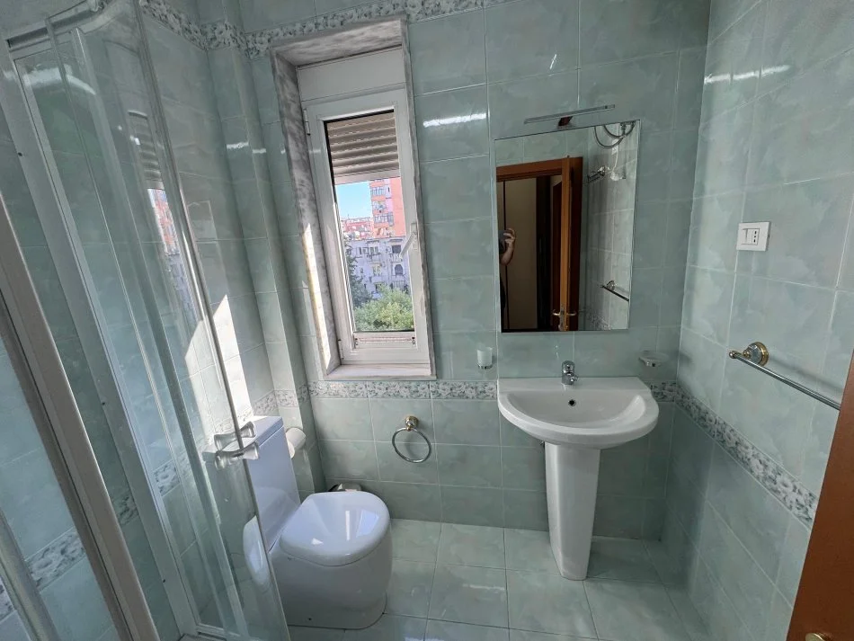 Tirane, shitet apartament 2+1+Ballkon Kati 4, 136 m² (Blloku)