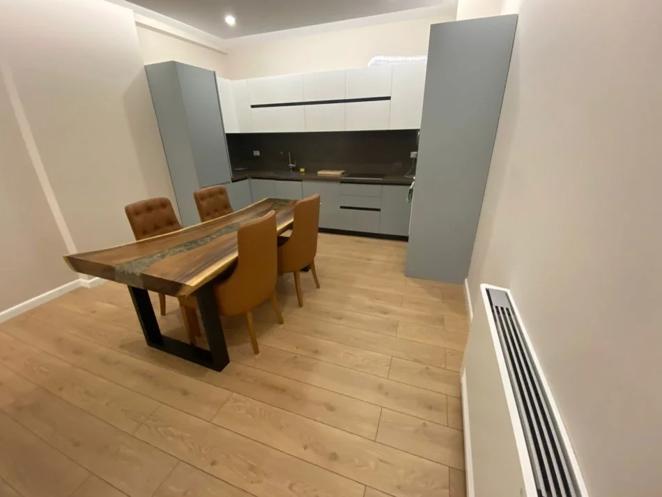 Tirane, jepet me qera apartament+ Post Parkimi 4+1+Aneks+Ballkon Kati 1, 170 m² 1.300 € (Myslym Shyri)