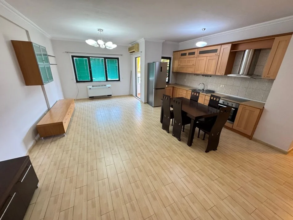 Tirane, jepet me qera 2+1+Ballkon Kati 8, 100 m² 700 € (Stacioni i Trenit, Prane Postes)