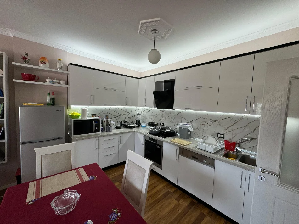 Shqiperi, jepet me qera apartament 1+1+Ballkon Kati 6, 75 m² 700 €
