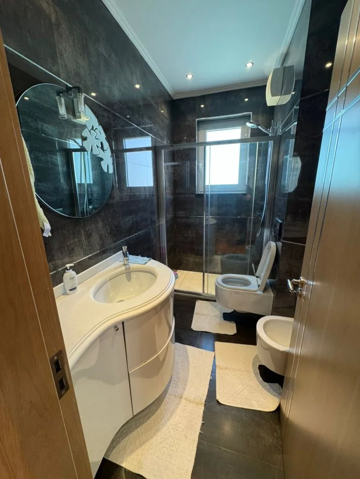 Tirane, jepet me qera apartament 2+1+Ballkon Kati 6, 110 m² 2.000 € (Blloku)