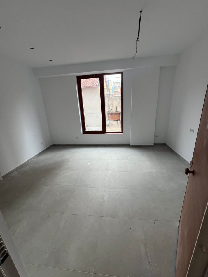 Tirane, jepet me qera zyre Kati 1, 48 m² 800 € (Rruga e Kavajes)