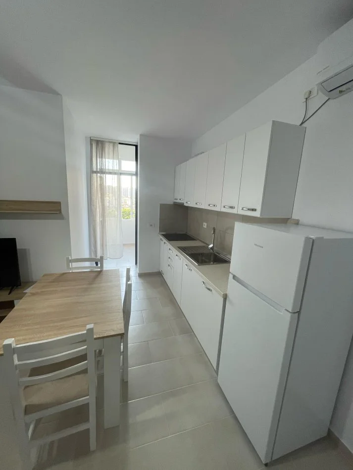 Tirane, jepet me qera apartament 1+1+Ballkon Kati 8, 78 m² 550 € (Rruga e Kavajes)