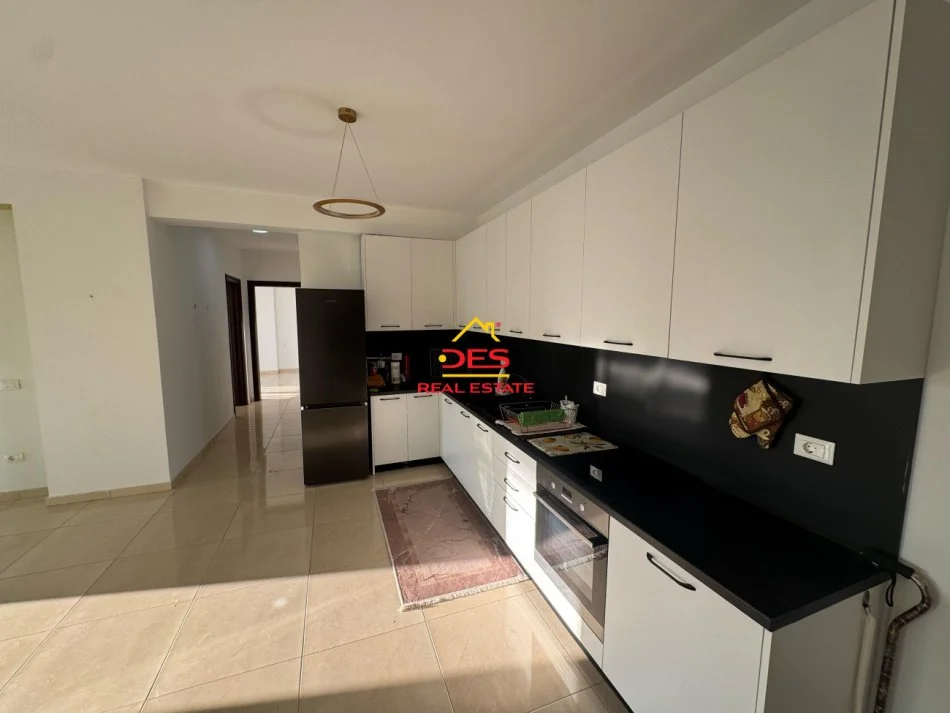 Vlore, jepet me qera apartament 2+1+Ballkon Kati 5, 120 m² 800 € (Rruga Çamëria)