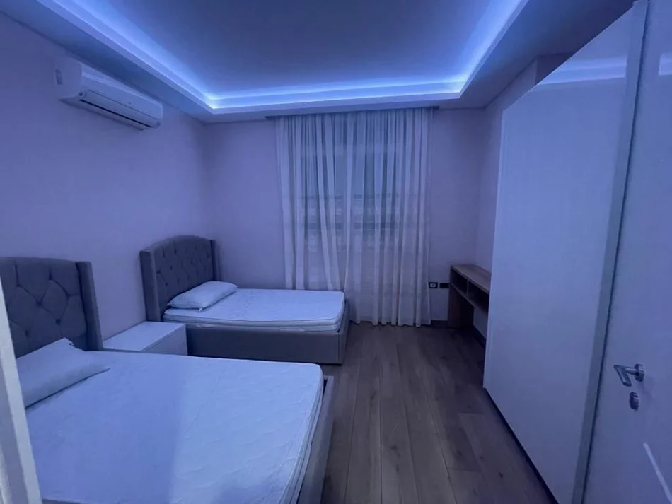 Vlore, jepet me qera apartament 2+1+Ballkon Kati 2, 600 € (Ismail Qemali)