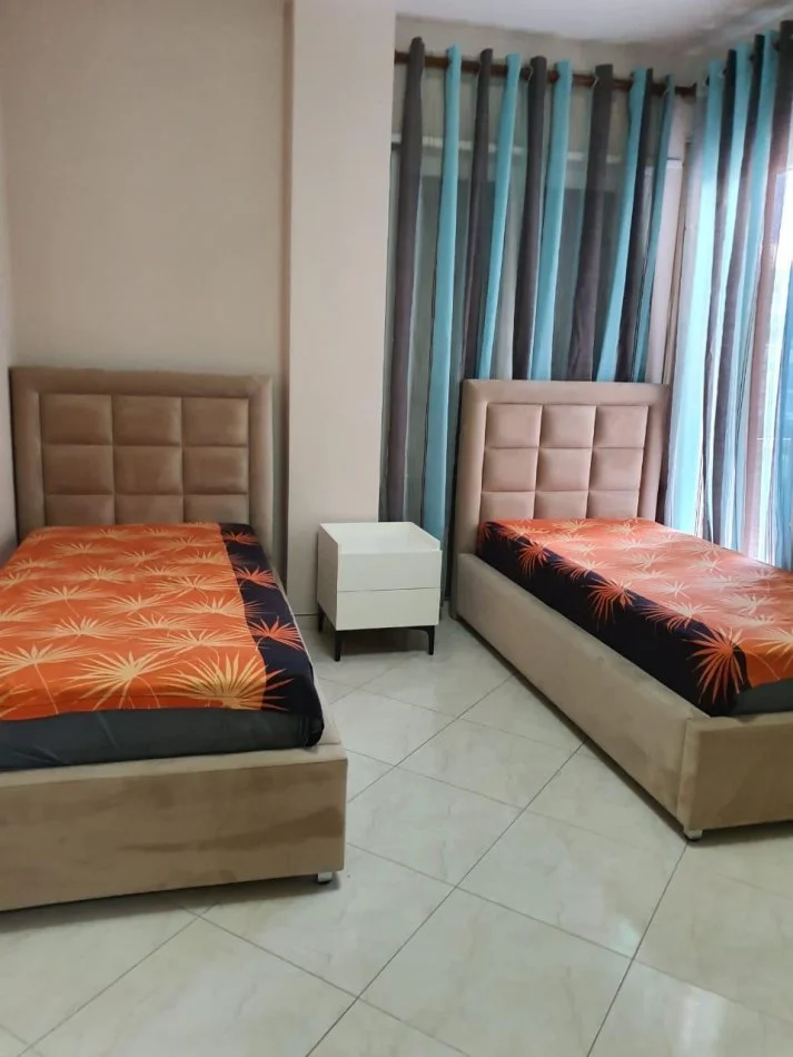 Tirane, jepet me qera apartament 2+1 Kati 4, 110 m² 550 € (Globe)