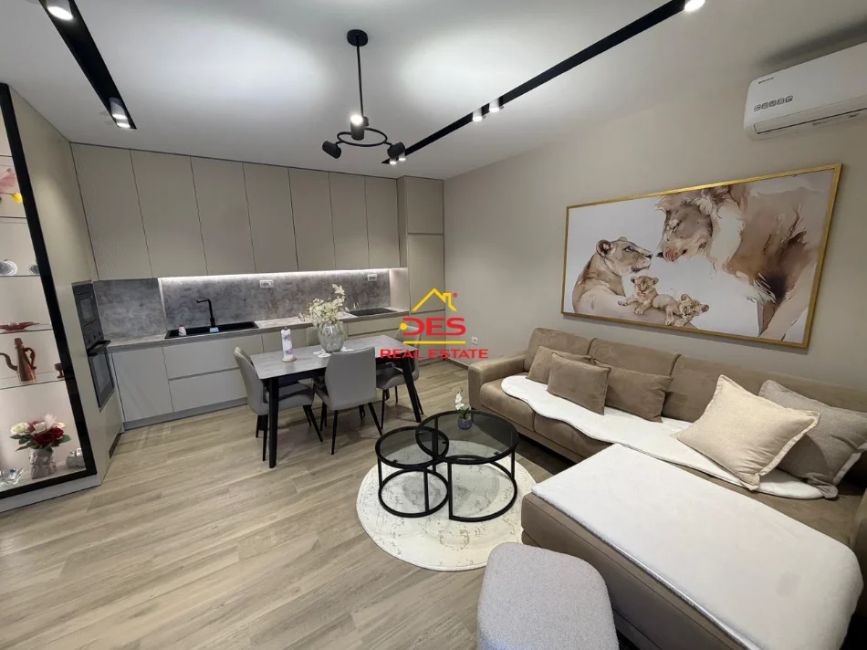 Vlore, jepet me qera apartament 2+1+Ballkon Kati 6, 110 m² 600 € (Rruga Gjergj Kastrioti)