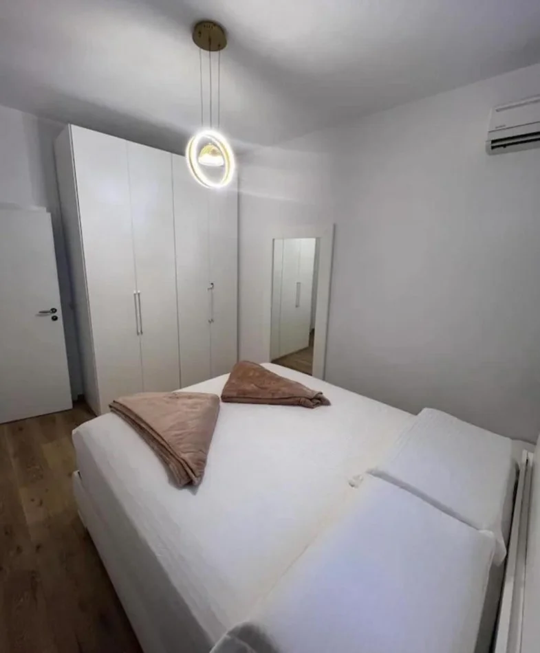 Tirane, jepet me qera apartament 2+1+Ballkon Kati 2, 80 m² 500 € (rruga e Burgut)