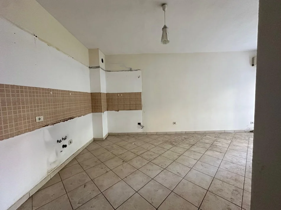 Tirane, shitet apartament 2+1+2+Ballkon , 95 m² 180.000 € (Usluga, Stacioni Trenit)