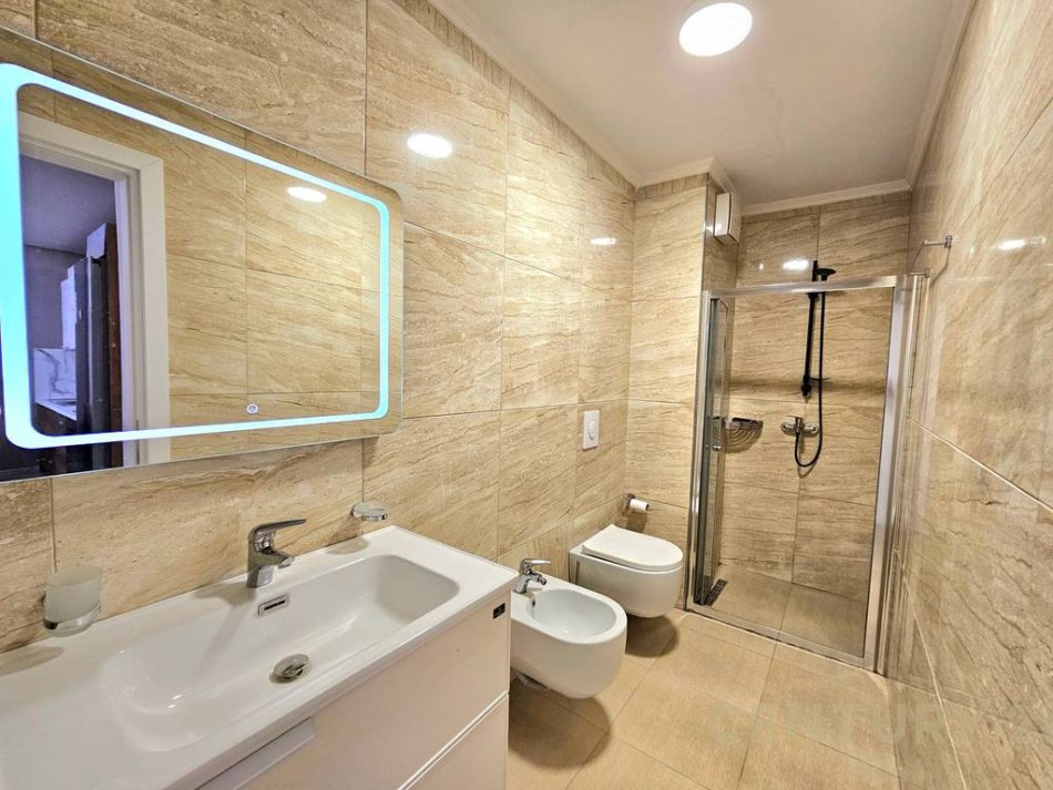 Tirane, jepet me qera apartament 2+1 Kati 5, 116 m² 800 € (Hipoteka)