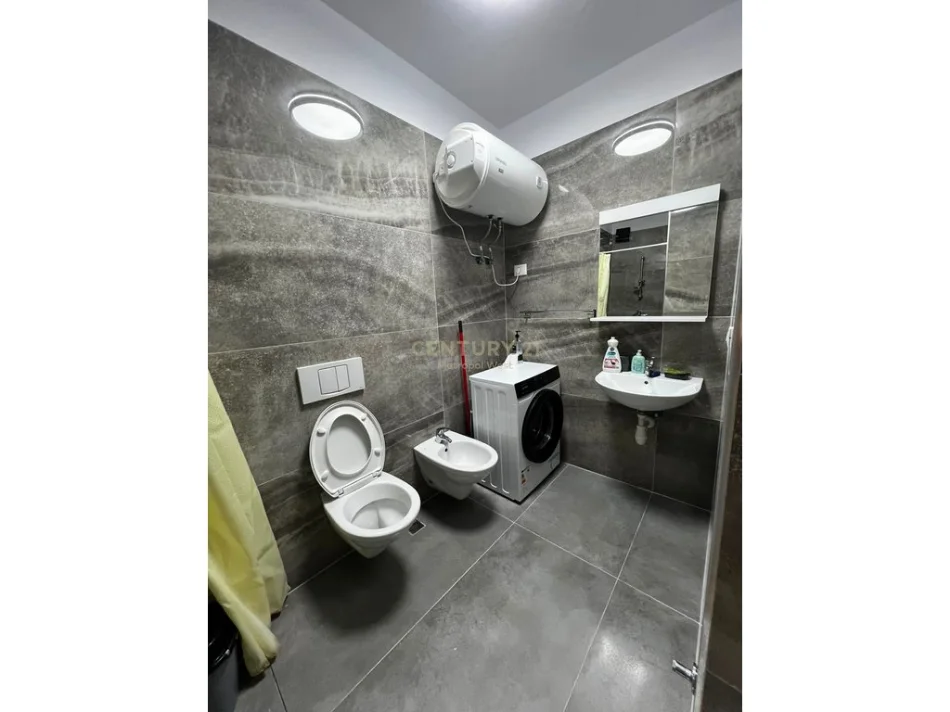 Tirane, jepet me qera apartament 1+1 Kati 8, 60 m² 700 € (Ish Tregu Elektrik)