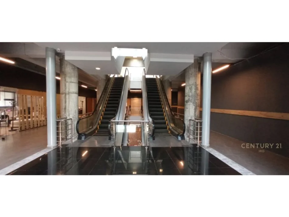 Tirane, jepet me qera ambjent biznesi Kati 3, 67 m² 600 € 