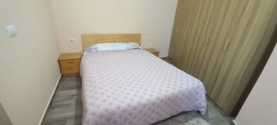 Tirane, jepet me qera apartament 1+1 Kati 2, 55 m² 400 € (APARTAMENT ME QIRA 1+1 Rruga E Elbasanit)