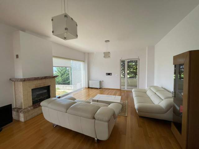 Tirane, jepet me qera Vile 3 Katshe Kati 3, 597 m² 3.000 Euro (Panorama e Liqenit)