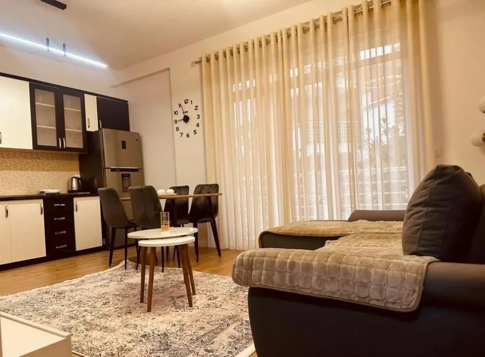 Tirane, jepet me qera apartament 1+1+Ballkon Kati 3, 65 m² 500 € (Liqeni i Thate)