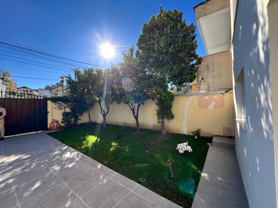 Tirane, jepet me qera Vile 2+1 Kati 3, 700 € (Rruga Bajram Allaraj)