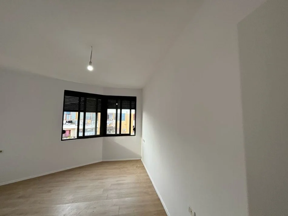 Tirane, jepet me qera apartament 2+1+Aneks+Ballkon , 100 m² 400 € (Bulevardi Migjeni)