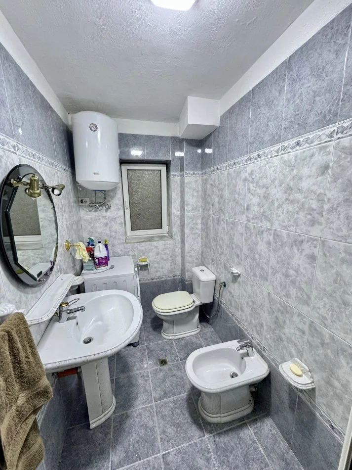 Tirane, jepet me qera apartament 1+1+Aneks Kati 1, 56 m² 500 € (Rruga e Kavajes)