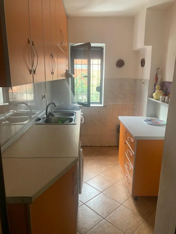 Tirane, jepet me qera apartament 2+1+Ballkon , 100 m² 500 € (Rruga shyqyri ishmi)