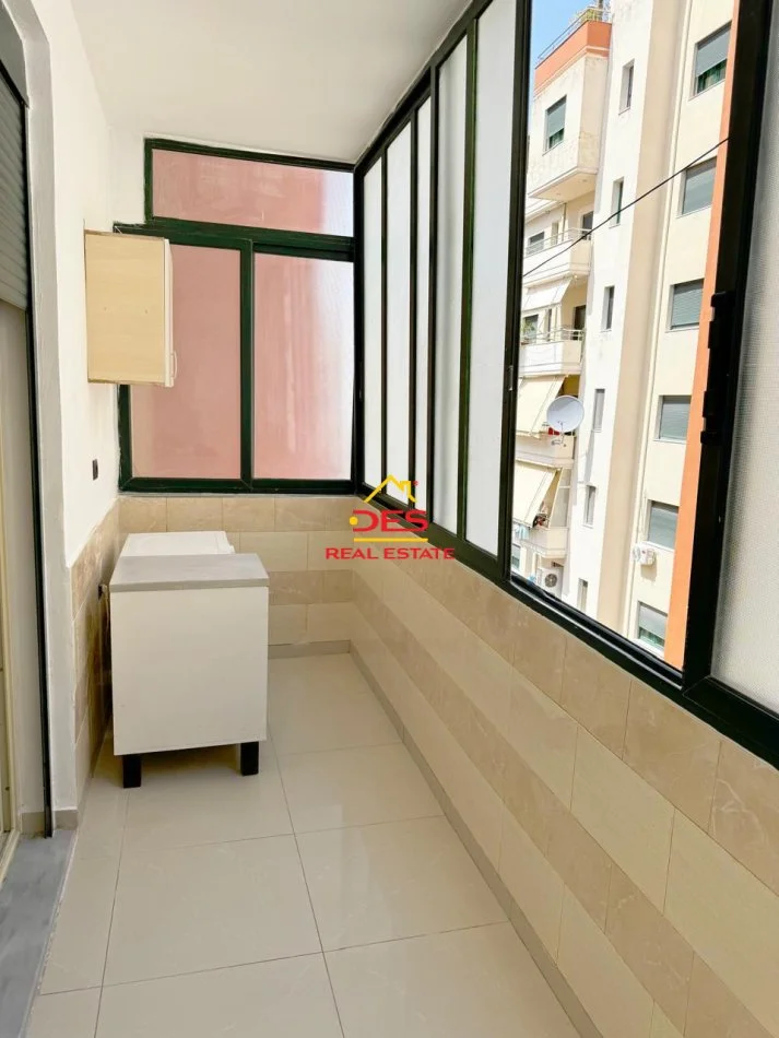 Vlore, jepet me qera apartament 2+1+Ballkon Kati 5, 90 m² 500 € (Rruga Gjergj Arianiti)