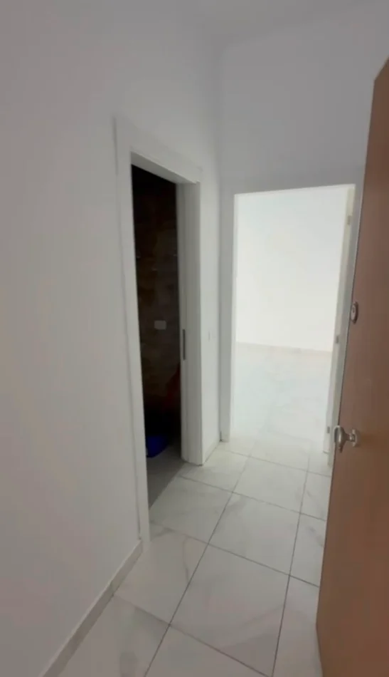 Tirane, jepet me qera ambjent biznesi Kati 2, 110 m² 1.000 € (Nisharaku)
