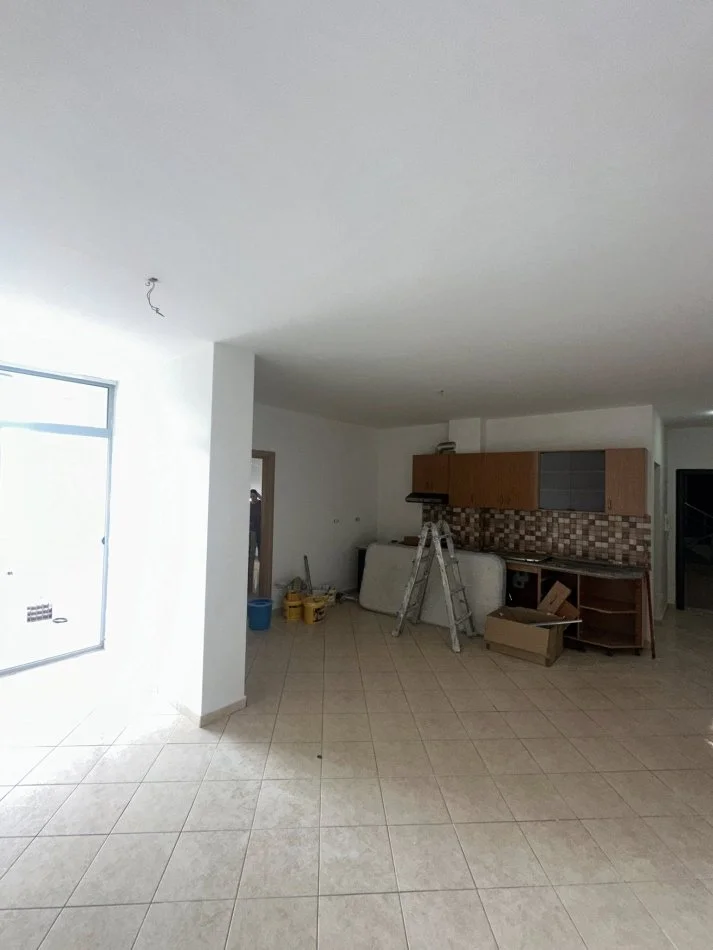 Durres, shes 2+1+Aneks+Ballkon Kati 4, 130.000 € (KOPSHTI SOTIR NOKA)