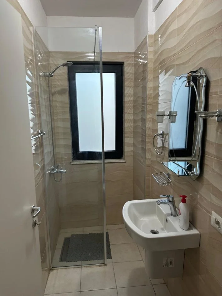 Tirane, jepet me qera apartament 1+1+Ballkon Kati 5, 60 m² 500 € (rruga Frosina Plaku)